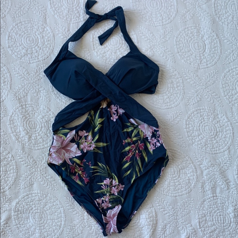 NEW Cupshe Halter Cut Out Open back Floral One-Piece Swimsuit